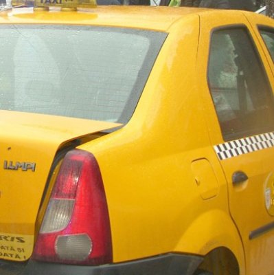 A intrat în coliziune cu un taximetru, dar zice că nu el e de vină!